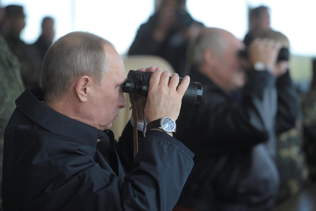 FILE PHOTO: Russia's President Vladimir Putin and his Belarusian counterpart Alexander Lukashenko (R) watch the closing stage of the joint war games Zapad-2013 (West-2013) at the Gozhsky firing range in Grodno, Russia September 26, 2013. REUTERS/Alexei Dr