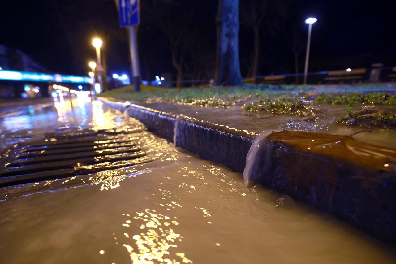 Zagreb: Na križanju Koranske i Koturaške puknuo lokalni vodovod, u Savskoj se voda izlila iz magistralnog voda 