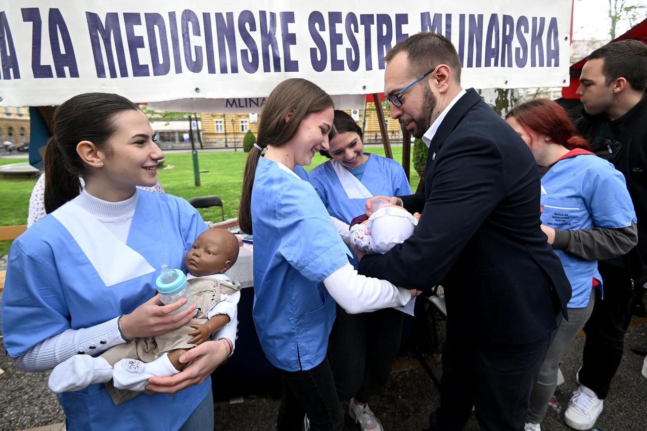 Zagreb: Gradonačelnik Tomašević na Zrinjevcu kao primalja držao bebu