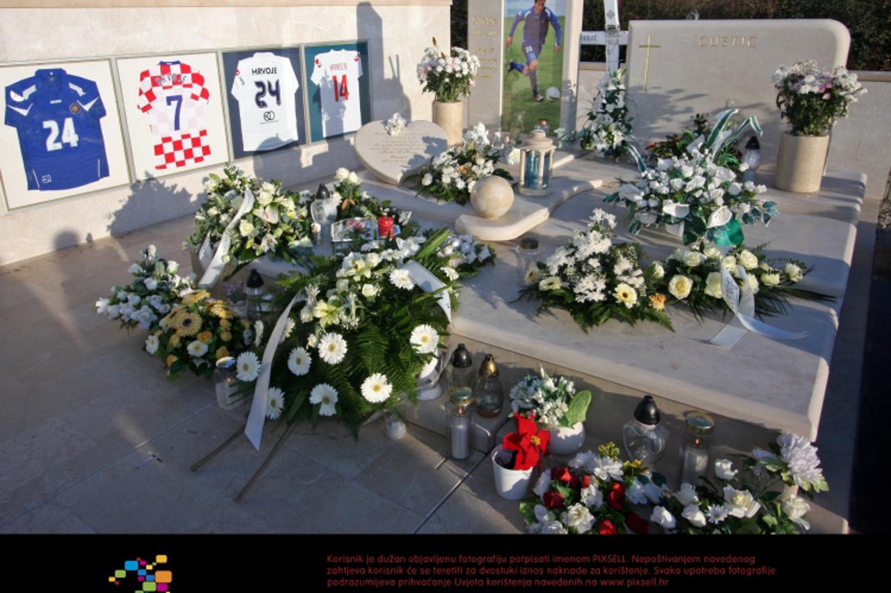 \'08.01.2009., Zadar - Predstavnici i igraci nogometnih klubova na grobu pokojnog nogometasa NK Zadar Hrvoja Custica postavili su vijence i zapalili svijece. Preminuo je 4. travnja 2008. od posljedica