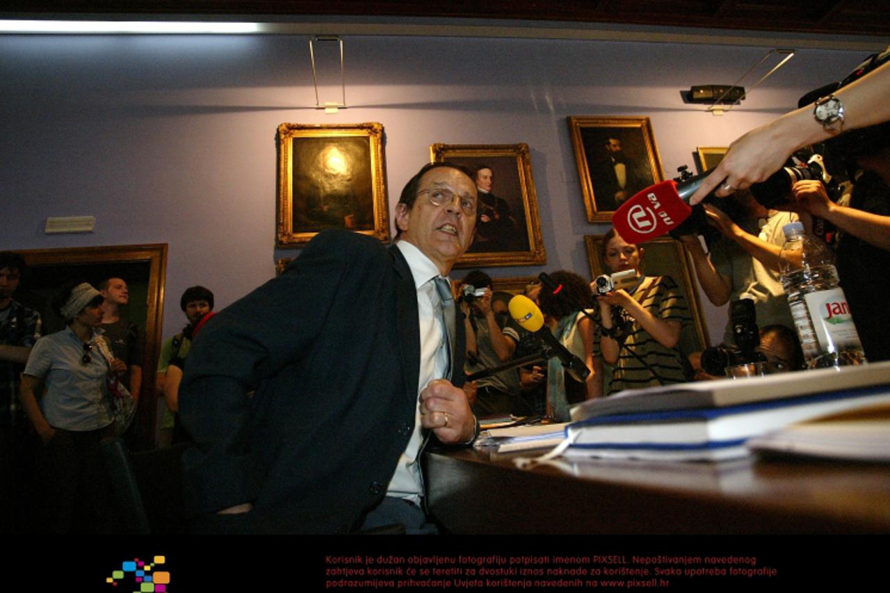 '08.06.2010., Zagreb - Studenti su nasilno usli na zatvorenu sjednicu Senata na Pravnom fakultetu. Aleksa Bjelis, rektor. Photo: Boris Scitar/PIXSELL'