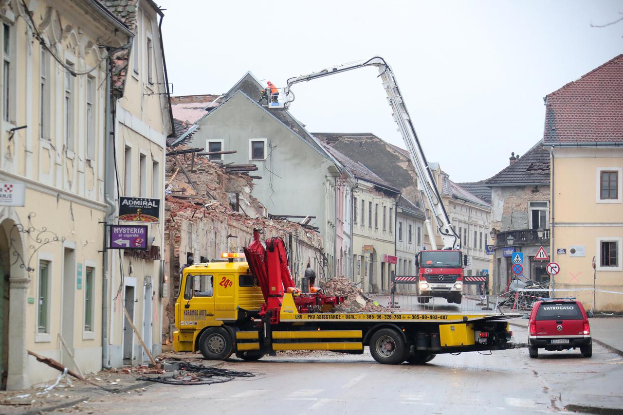 Vatrogasci uz pomoć dizalice nastavljaju sanaciju potresom uništenih zgrada u centru Petrinje