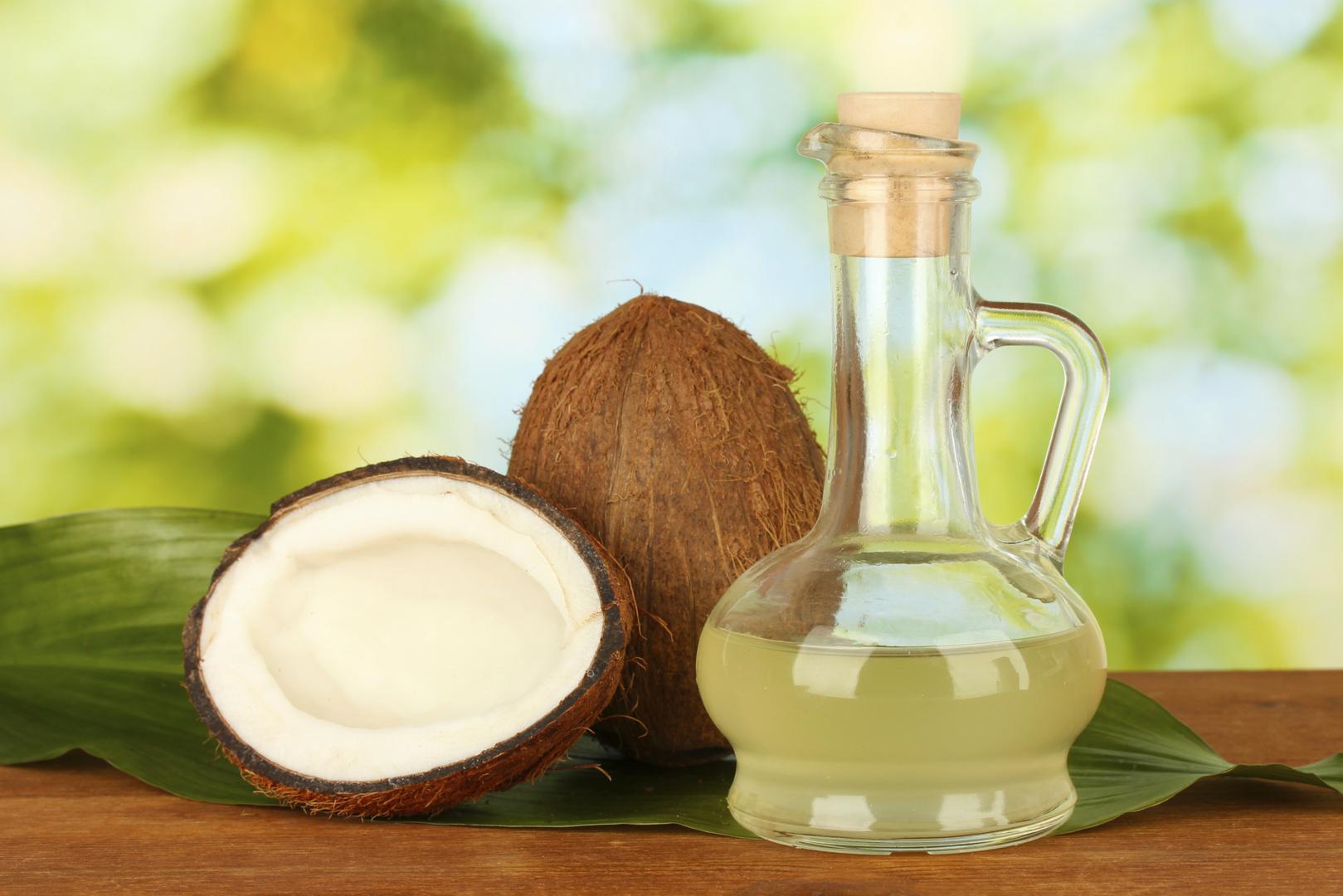 Posljednjih se godina sve više priča o kokosovom ulju kao vrhunskom
 prirodnom proizvodu koji ima široki spektar upotrebe i zaštite. Osim što je prava supernamirnica zbog svojih nutritivnih svojstava, ovo ulje možemo koristiti i za čišćenje, njegu kože, skidanje mrlja, zaštitu od komaraca i sl, piše Alternativa za Vas. 