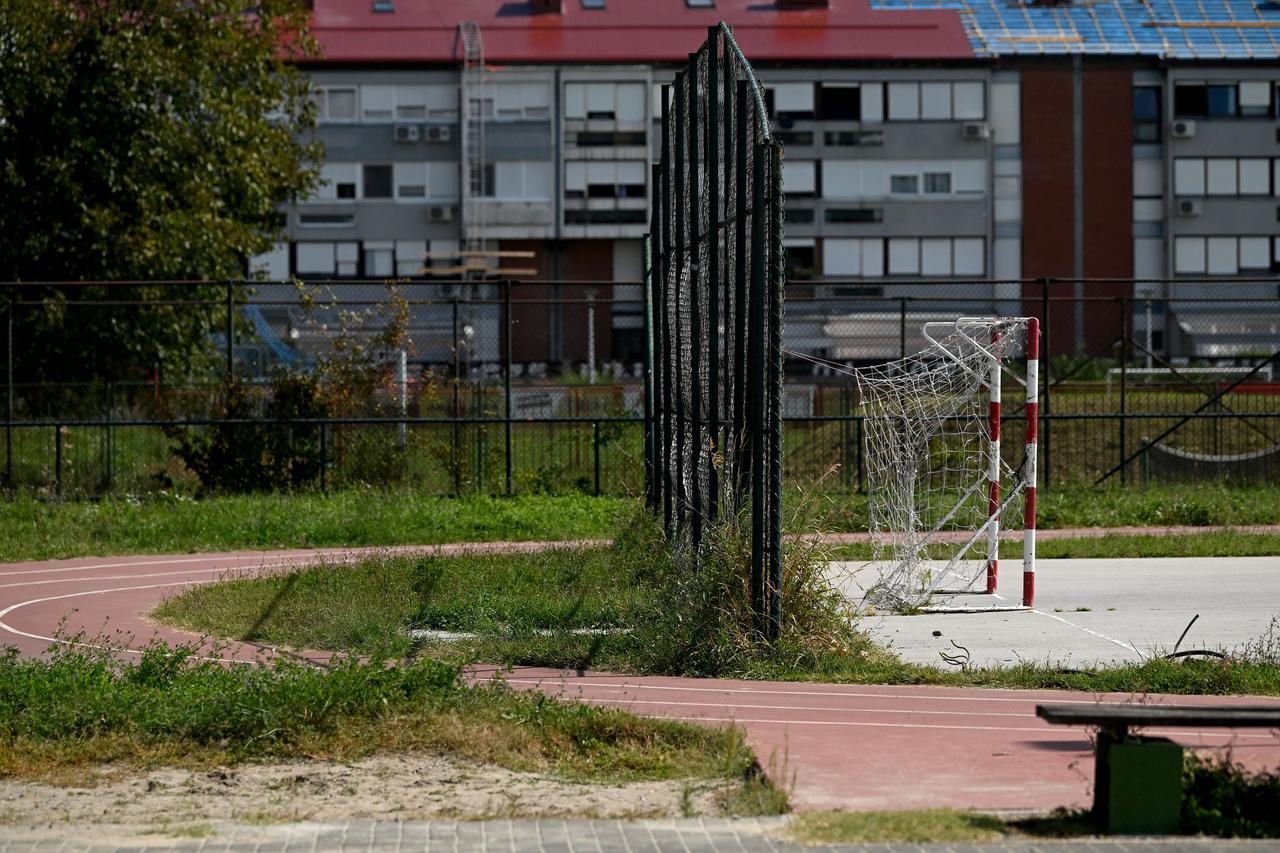 Zagreb: Zrinjevac kosi travu u blizini škole OŠ Tituša Brezovačkog dok je dvorište škole nepokošeno i zapušteno