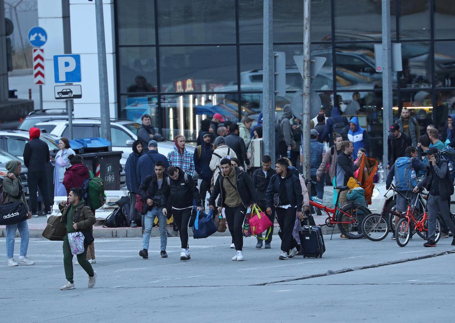 Travellers from Russia cross the border to Georgia at the Zemo Larsi/Verkhny Lars station, Georgia September 26, 2022. REUTERS/Irakli Gedenidze Photo: IRAKLI GEDENIDZE/REUTERS