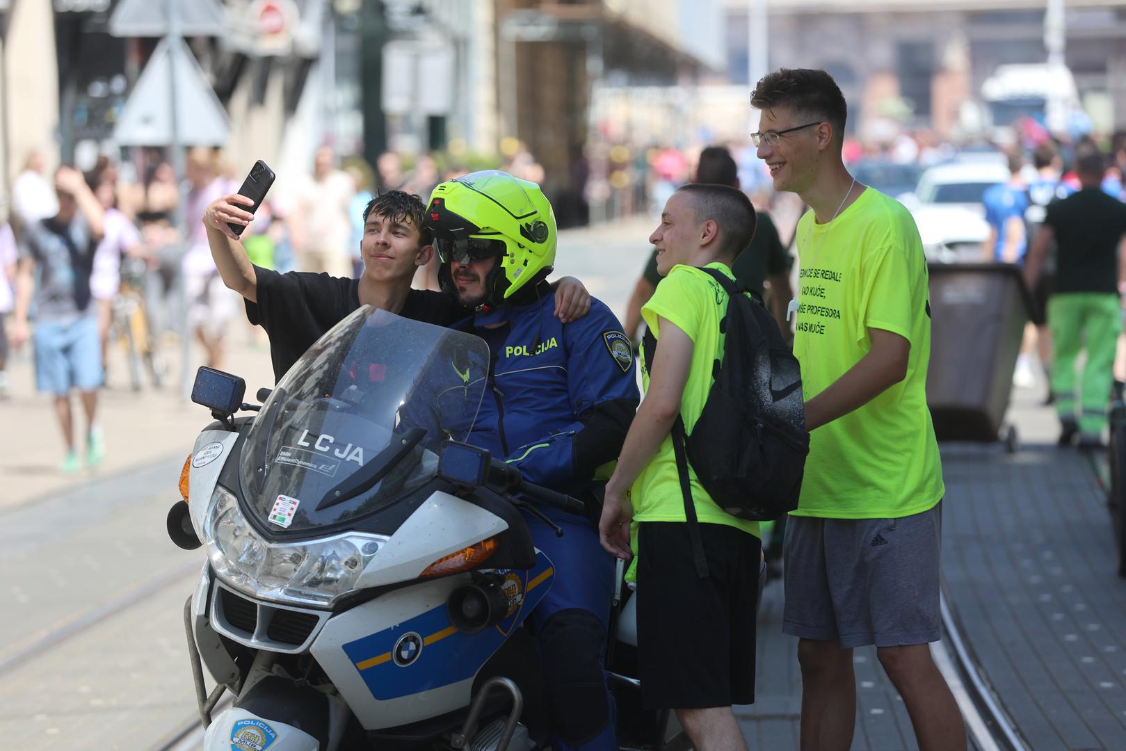 24.05.2024., Zagreb - Zagrebacki maturanti okupljaju se na Trgu bana Josipa Jelacica od kuda ce u povorci krenuti prema Bundeku gdje ce obiljeziti zavrsetak srednjoskolskog obrazovanja. Photo: Sanjin Strukic/PIXSELL