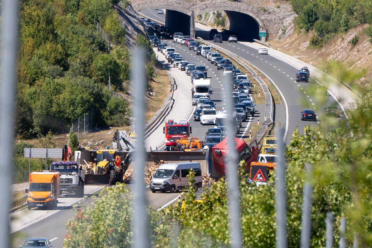 Zbog nesreće prekinut promet kod Otočca. Kolona je dugačka 26 km