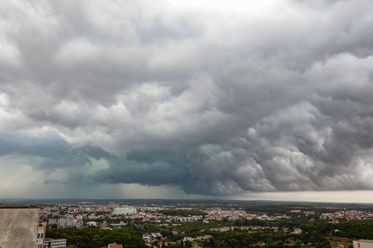 Olujno nevrijeme stiglo je u Pulu