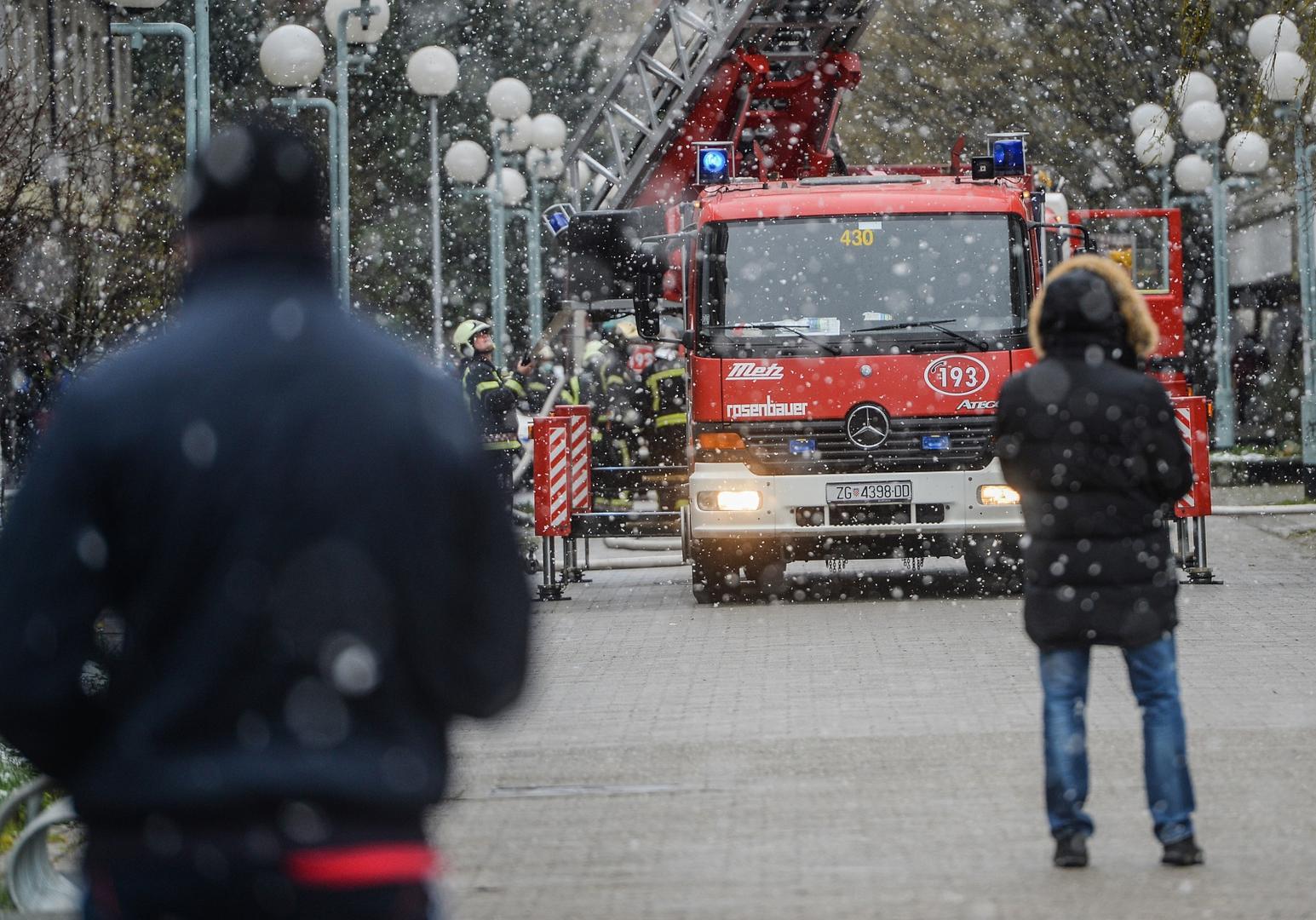 25.03.2020., Zagreb - U zagrebackom naselju Slobostina doslo je do pozara stana, vatrogasci i policija na terenu. Photo: Marko Prpic/PIXSELL
