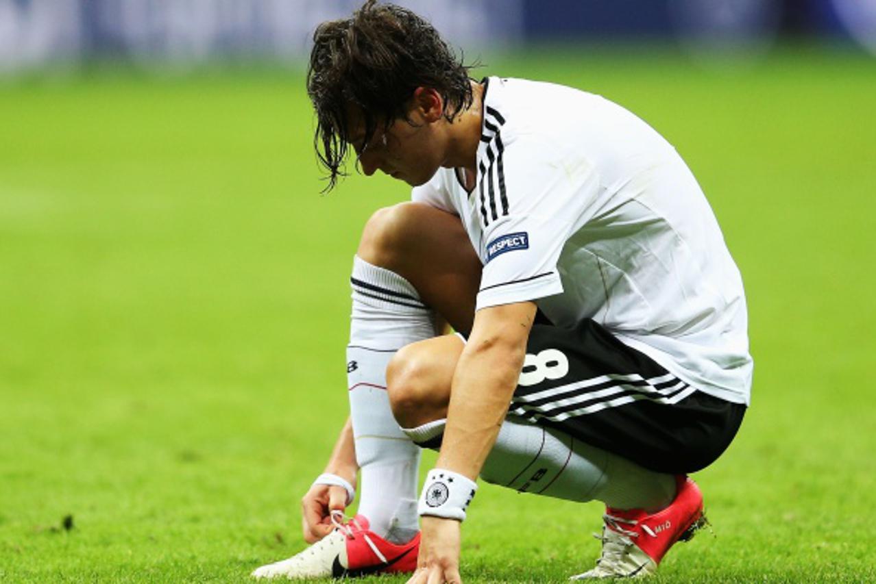 Mesut Ozil kopacke (1)