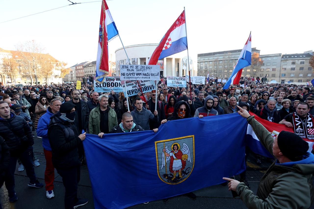 Zagreb: Okupljanje prosvjednika protiv COVID potvrda na Trgu žrtava fašizma