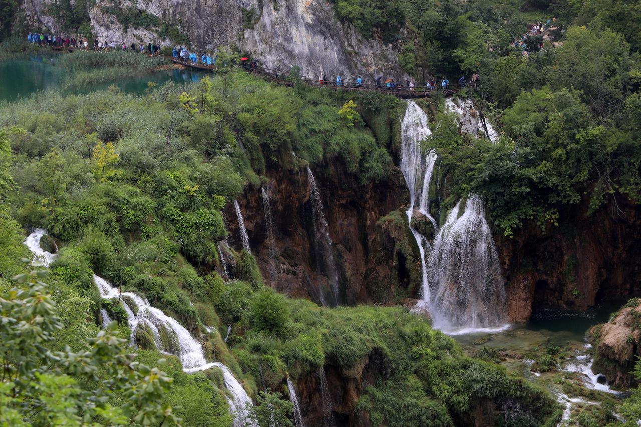 Plitvička jezera u 2021. posjetilo gotovo 400 tisuća ljudi, 45 posto više nego 2020