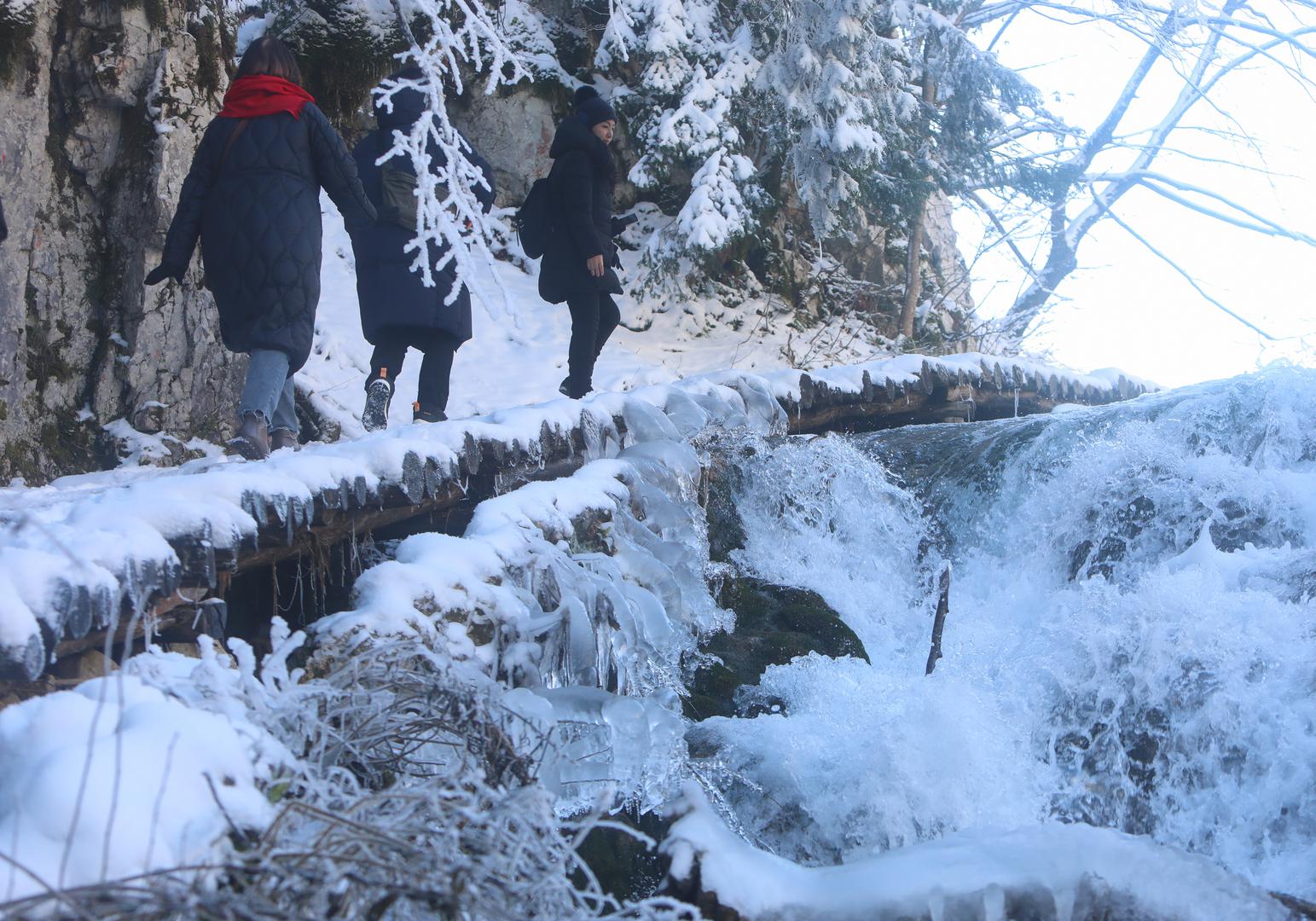 13.01.2024., Plitvicka jezera - Snijeg i debeli minusi zaledili su slapove na Plitvickim jezerima koji mame uzdahe brojnih posjetitelja. Photo: Kristina Stedul Fabac/PIXSELL