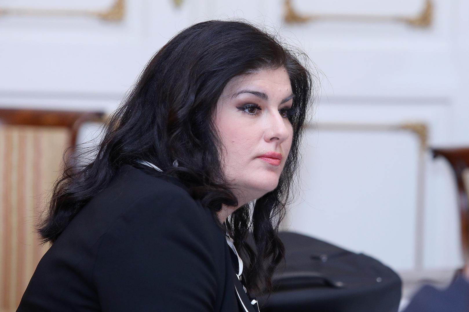 EPPO je bivšu ministricu optužio da je od „svibnja 2017. do srpnja 2019. nalagala da se, u najmanje devet navrata, njezini privatni troškovi u ugostiteljskim objektima koji nisu bili u opravdane službene već u privatne svrhe, i kao takvi nisu bili prihvatljivi za financiranje sredstvima Unije, plate javnim novcem”.