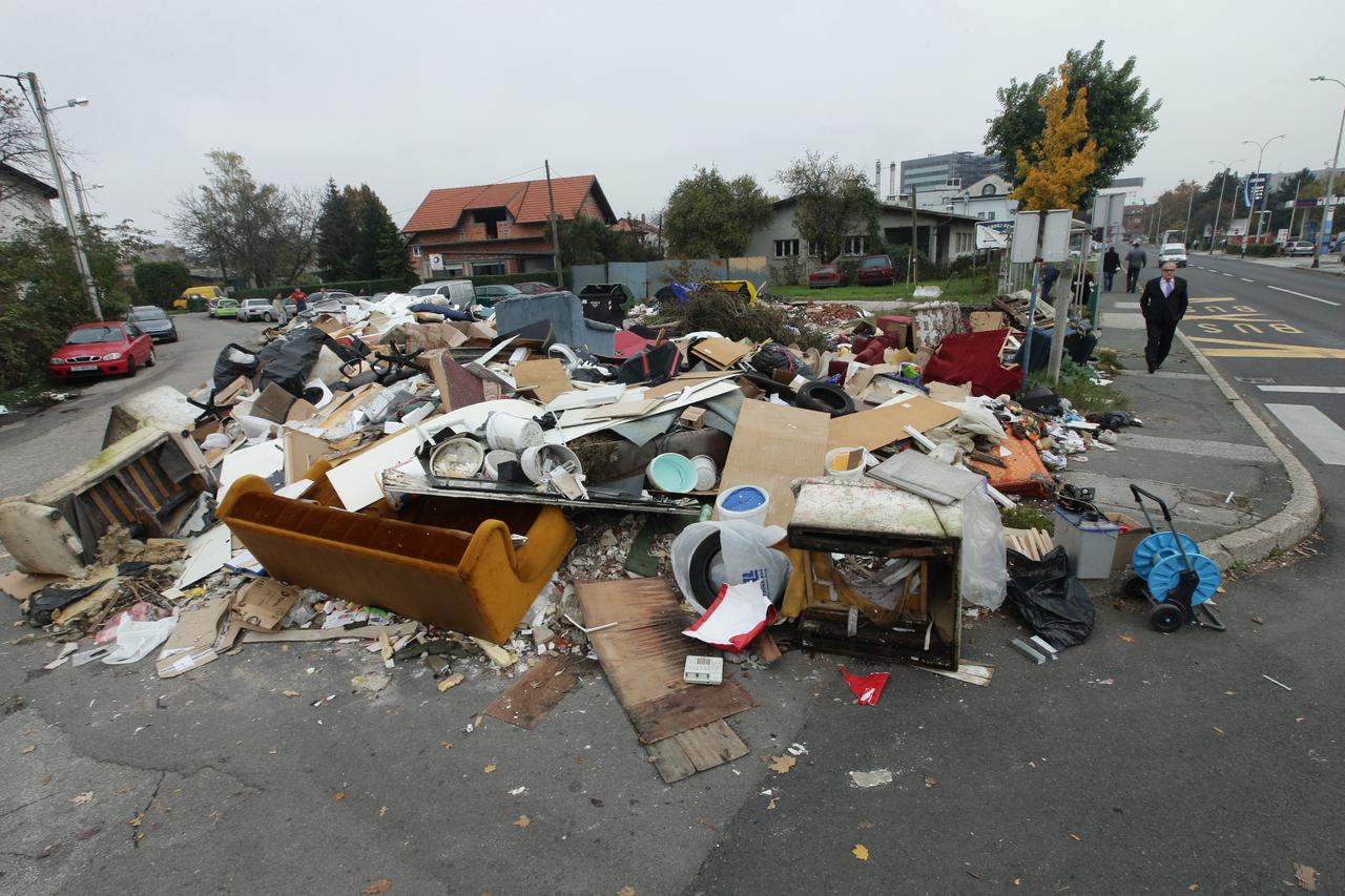 10.11.2014., Zagreb - Divlje odlagaliste smeca i glomaznog otpada u Planinskoj ulici vec mjesec dana stoji nesanirano, a neodgovorni gradjani i dalje dovoze smece na tu lokaciju.  Stanari okolnih kuca zale se da od smrada ne mogu zivjeti, zvali su nadlezn