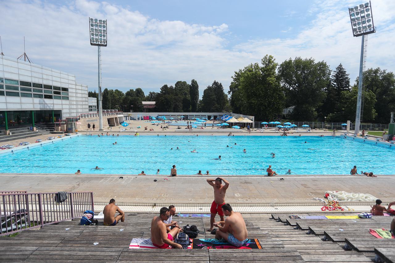 Zagreb: Građani pronašli osvježenje na bazenima Mladost na Savi