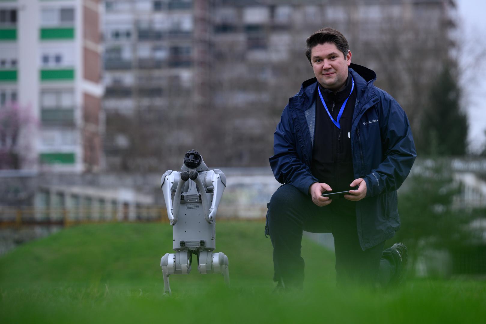 07.03.2024., Velika Gorica -  Milan Rajcevic, vlasnik i direktor tvrtke Notum Robotics sa suradnikom Ivanom Batinicem prosetao je Parkom dr. Franje Tudjmana u velikoj Gorici u drustvu robota psa. Za robota su podjednako bili zainteresirani prolaznici i njihovi ljubimci psi. Robot pas je komercijalni proizvod koji se radi po narudjbi, a ono sto je kod njega interesantno i unikatno su softverska rijesenja. Poanta je da ta platforma bude autonomna, bez ljudske intervencije i sa minimalnim odrzavanjem izvrsava zadatke prema svojem programu, da se snalazi u nepoznatim okolnostima, po nepoznatom terenu. Primjene su neogranicene, od sigurnosnih primjena, sluzbe spasavanja, nadzora te interakcije i edukacije. Puni se do 24 sata zbog tehnologije baterije i moze raditi do 3 sata, a trcati moze brzinom do 20 km/h. Trenutno nije vodootporan ali s vremenom moze postati i vodootporan i vatrootporan za siri spektar primjena. Milan Rajcevic.
 Photo: Davor Puklavec/PIXSELL