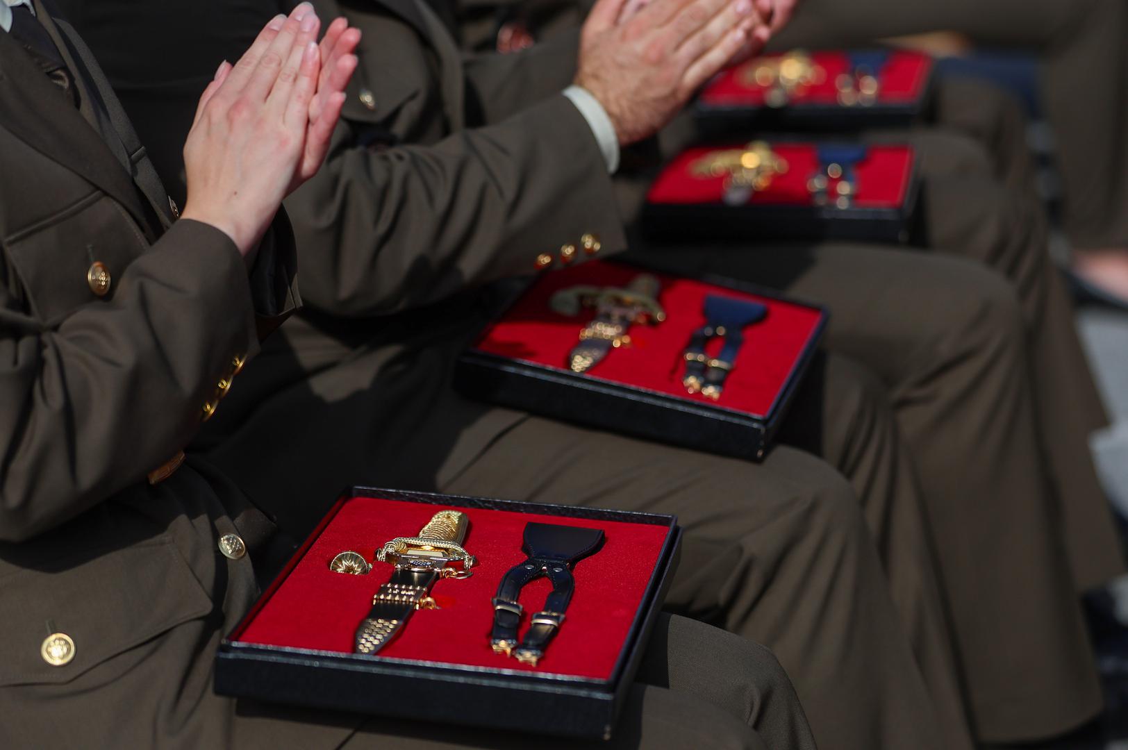 Čin poručnice i poručnika primilo je 59 kadetkinja i kadeta 17. i 18. naraštaja diplomskih i preddiplomskih sveučilišnih studijskih programa Vojno inženjerstvo, Vojno vođenje i upravljanje te Vojno pomorstvo