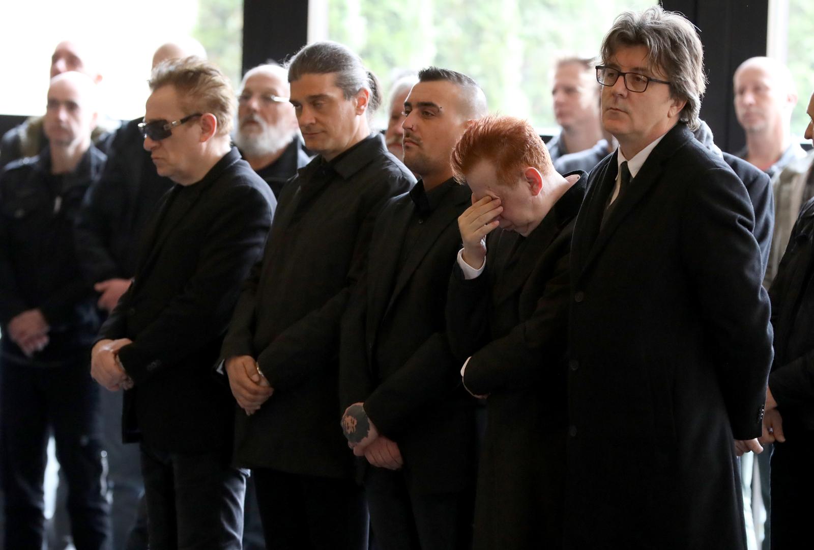 Od Dubravka Voriha, basista grupe Prljavo Kazalište, danas su se na Krematoriju oprostili obitelj, prijatelji i članovi Prljavaca koji su neutješno plakali.