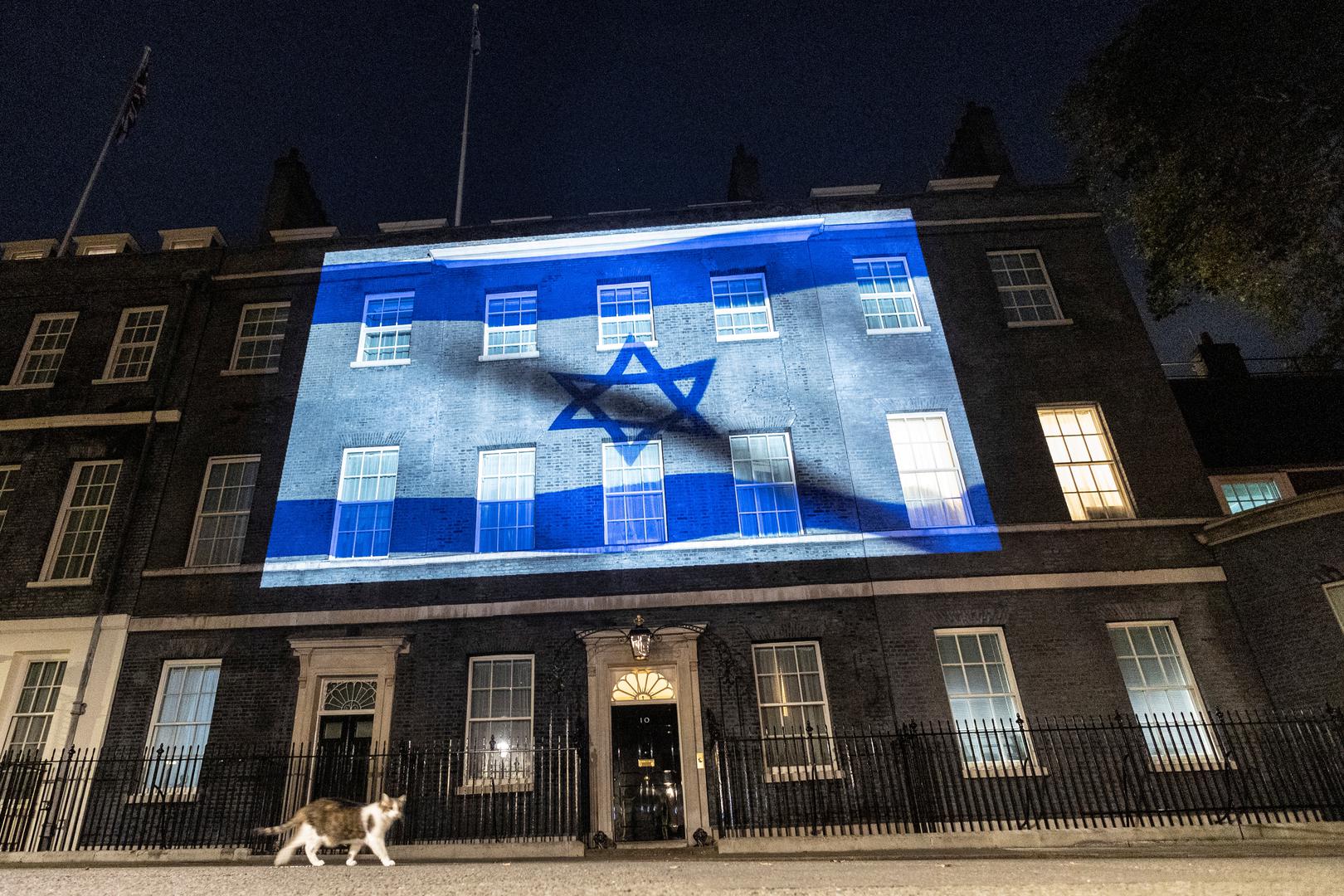 "On je zainteresiran", rekla je BBC-jeva politička dopisnica Helen Catt sa znakovitim prezimenom u nedavnom članku o Larryju. "On ima tendenciju prići i pogledati kad ste tamo sa snimateljskom ekipom, voli vidjeti što novinari namjeravaju". Ali to ima svoje loše strane, dodala je.