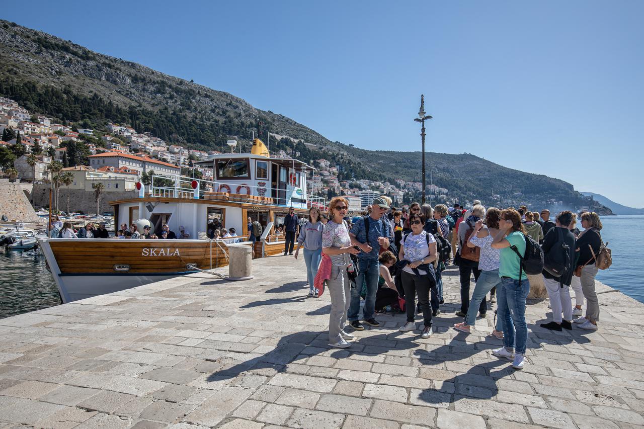 Dubrovnik: Građani i turisti uživaju u sunčanom danu