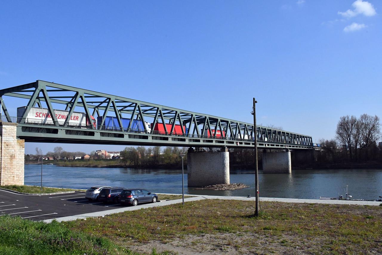 Slavonski Brod: Kolona kamiona na mostu preko Save pred granicom s BiH