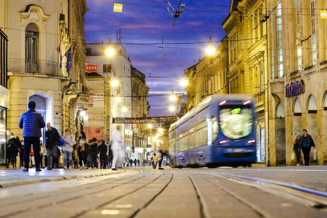 Zagreb: Toplo i ugodno večer izmamilo mnoge šetače na gradske ulice
