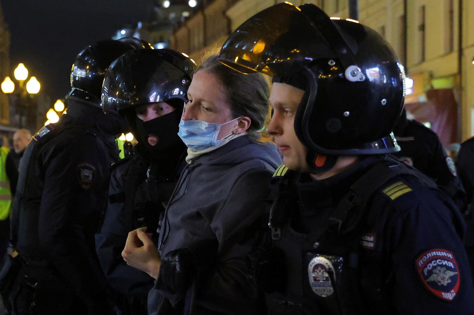 Russian police officers detain a person during an unsanctioned rally, after opposition activists called for street protests against the mobilisation of reservists ordered by President Vladimir Putin, in Moscow, Russia September 21, 2022. REUTERS/REUTERS PHOTOGRAPHER Photo: Reuters Photographer/REUTERS