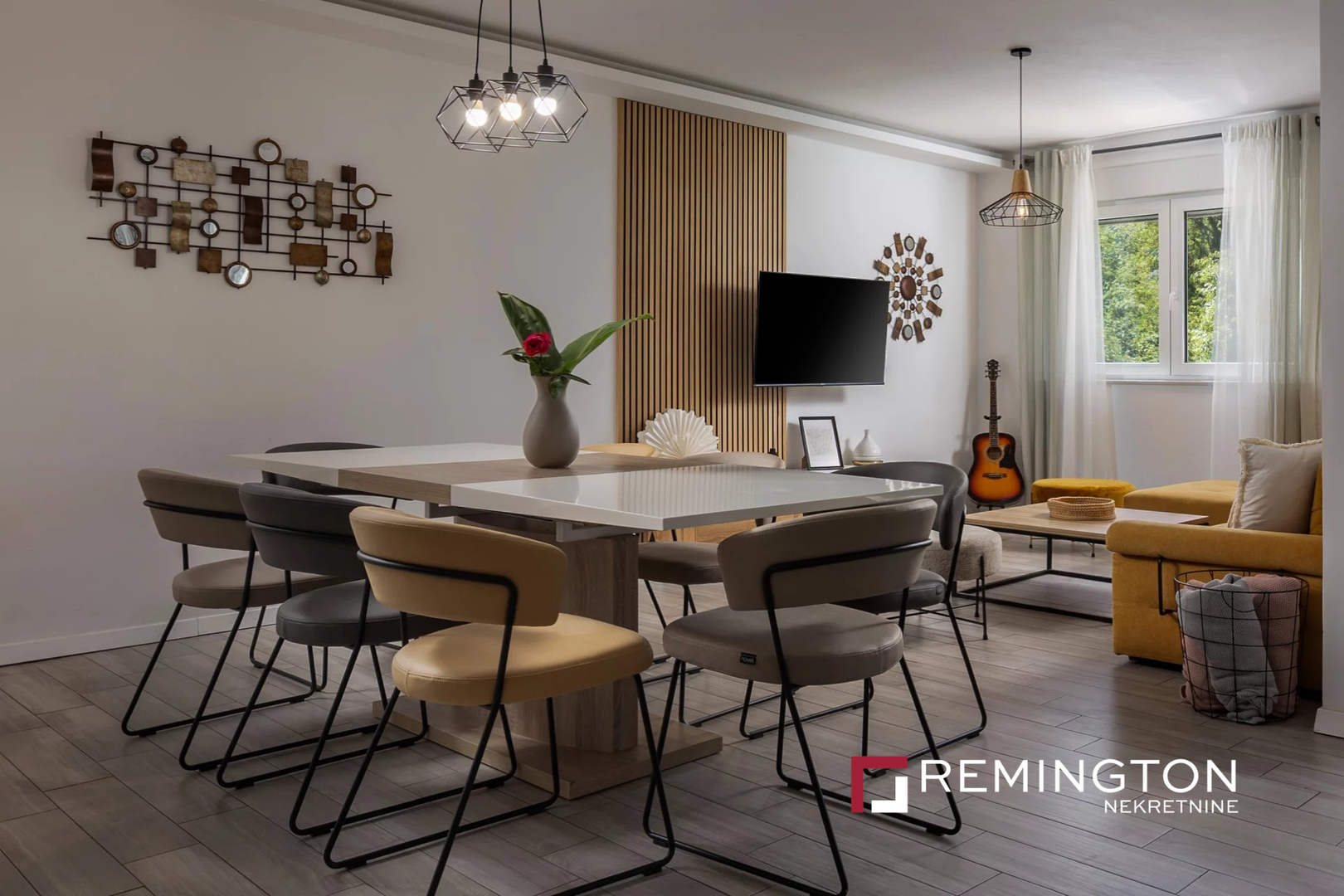 Vila se nalazi na parceli površine 572 četvorna metra, dok neto stambena površina iznosi 301 četvorni metar. Raspoređena je na tri etaže, a osmišljena je tako da pruži maksimalnu udobnost za obiteljski život ili turistički najam. U kući se nalaze četiri prostrane spavaće sobe, četiri kupaonice te dva dodatna toaleta.