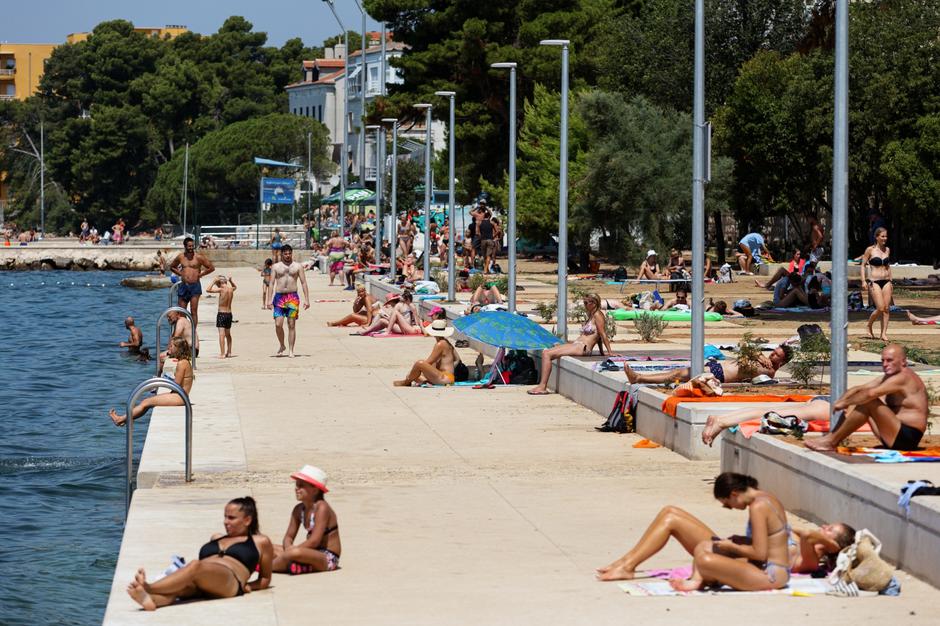Zadar: Plaža Kolovare puna je kupača