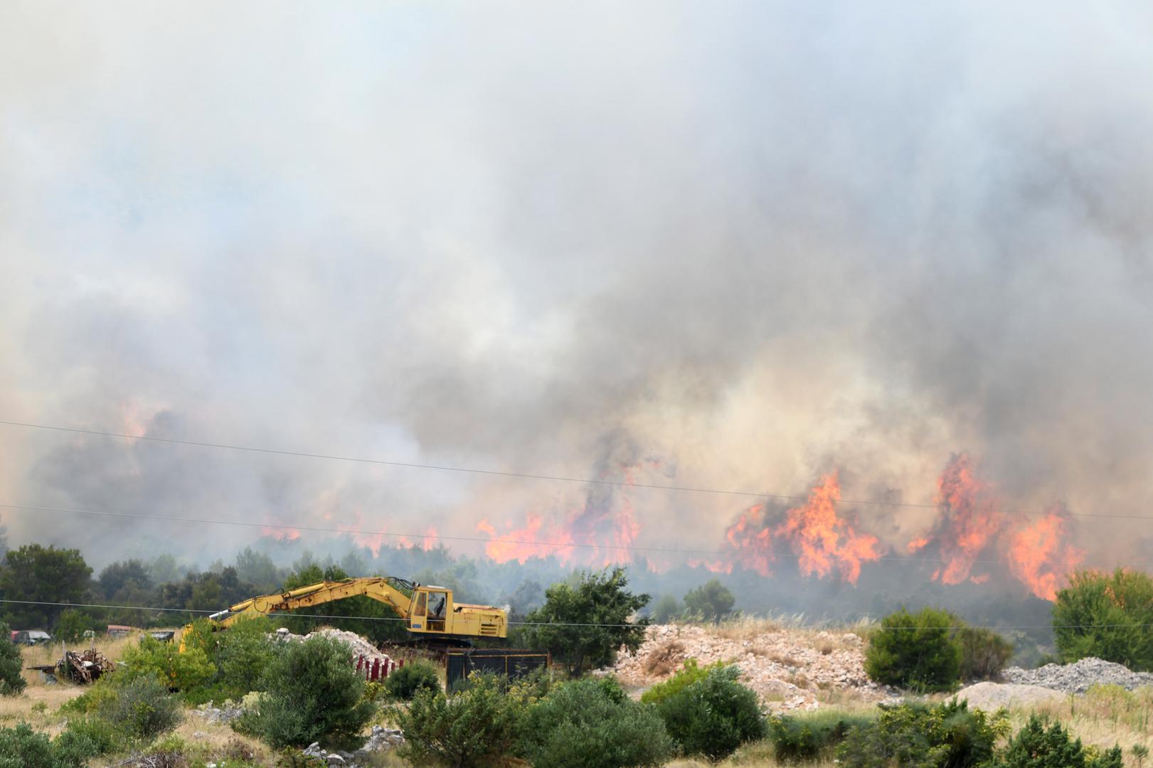 13.07.2023.,Sibenik - Izbio je pozar na otvorenom prostoru kod sela Gornjih Banjevaca u Grebastici. Na intervenciju su izasli 8 postrojbi s ukupno 12 vozila i 33 vatrogasaca. U pozaru sudjeluju i tri kanadera. Gasenje u tijeku Photo: Hrvoje Jelavic/PIXSELL