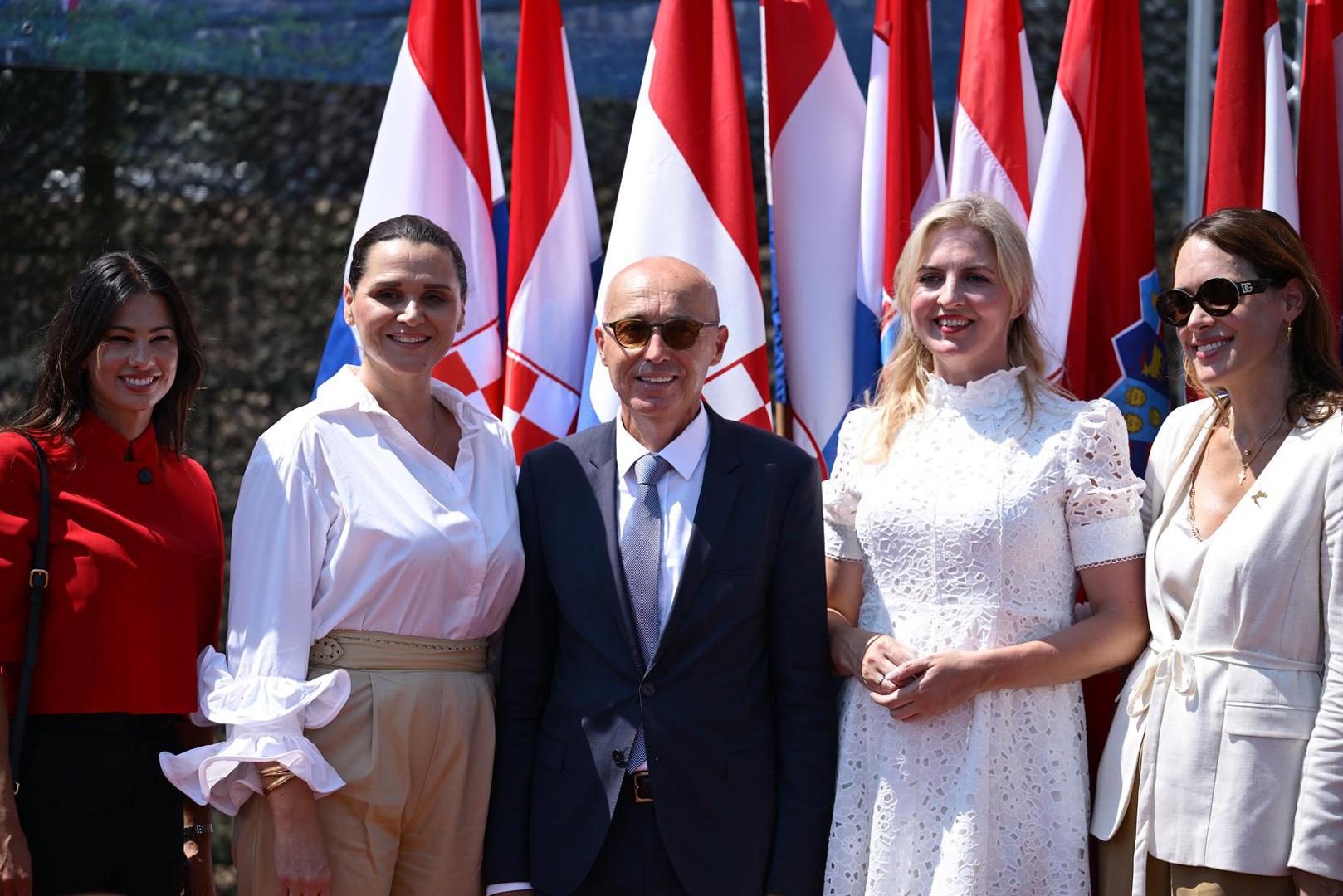 Središnja svečanost održana je na stadionu NK Dinara, nakon čega je na Kninskoj tvrđavi podignuta hrvatska zastava uz intoniranje državne himne. Pročitana su imena poginulih i nestalih hrvatskih branitelja, ispaljeni počasni plotuni, a prigodne govore održali su Milanović, Plenković i Jandroković.
