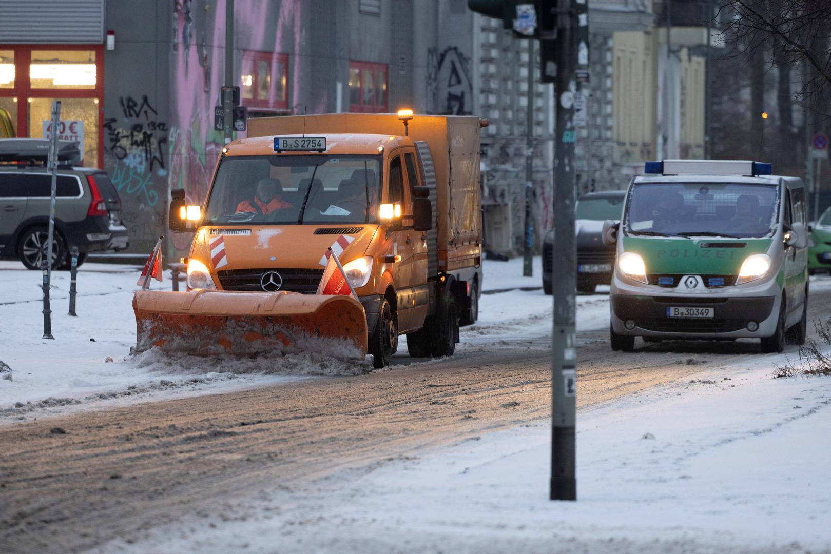 Obustava je započela još u četvrtak, nakon što se na pistama stvorio sloj crnog leda. Pokušaji čišćenja tijekom noći bili su nedostatni jer su površine i dalje skliske. Ne zna se kada će se letovi ponovno uspostaviti, piše BILD.