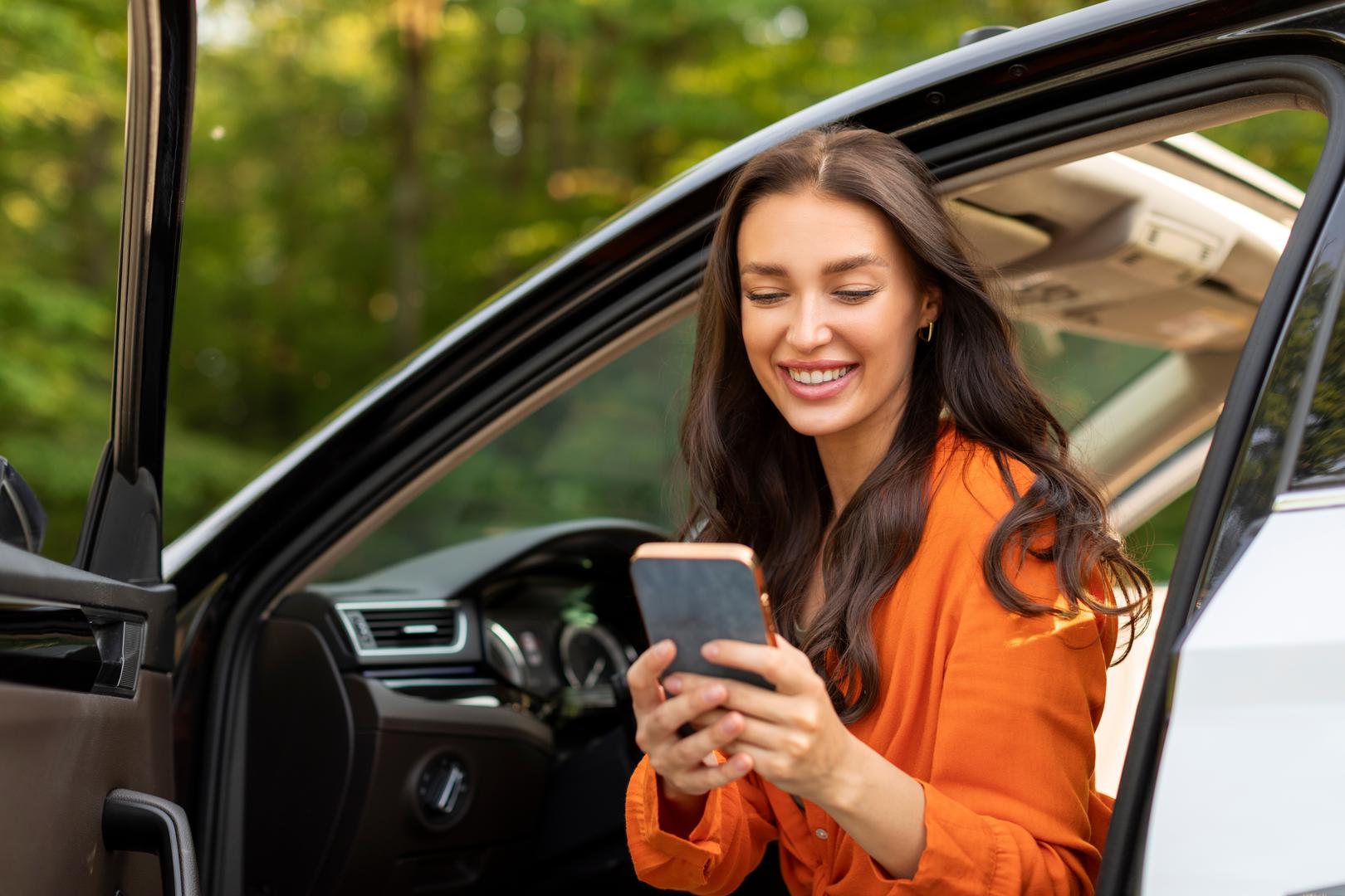Parkirajte na udaljenom mjestu: Postoji mnogo načina za male šetnje — na primjer, parkirajte dalje od ureda, trgovine ili drugog mjesta na koje ste krenuli i tako si osigurajte petominutnu šetnju. Kratki trenuci aktivnosti sagorijevaju više kalorija, povećavaju brzinu metabolizma i poboljšavaju izdržljivost i snagu, tvrde stručnjaci.