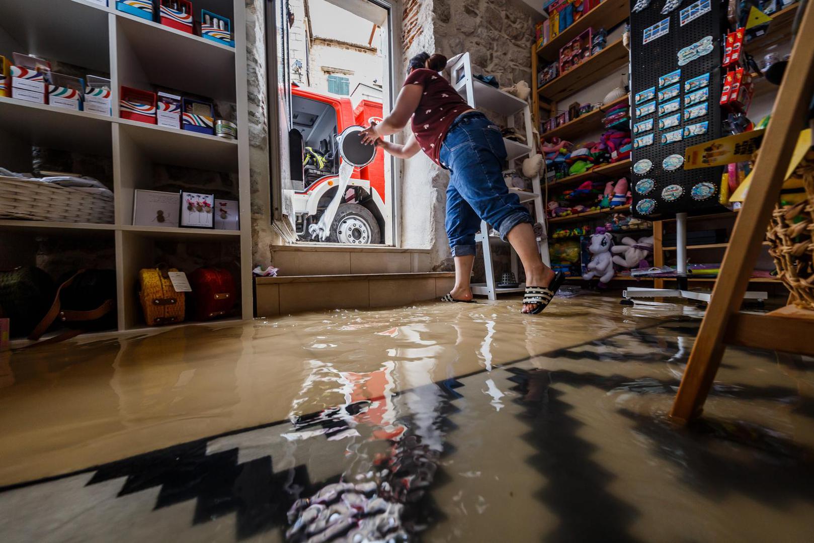 30.05.2022., Kastela - Tijekom jutra sire trogirsko i kastelansko podrucje zahvatilo je olujno nevrijeme s obilnom kisom, te su mnoge kuce i poslovni prostori poplavljeni. Photo: Zvonimir Barisin/PIXSELL
