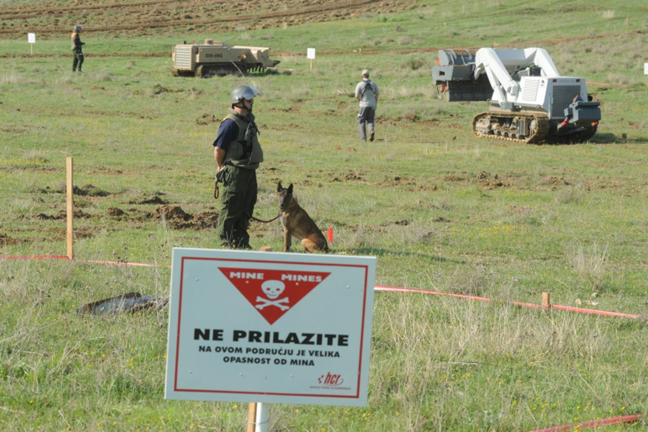 '28.04.2010., Gaj, Sibenik - U sklopu 7.medjunarodnog simpozija o humanitarnom razminiranju odrzana pokazana vjezba u mjstu Gaj. Uz strojeve za razminiranje na vjezbi su ucestvovali i psi tragaci mina