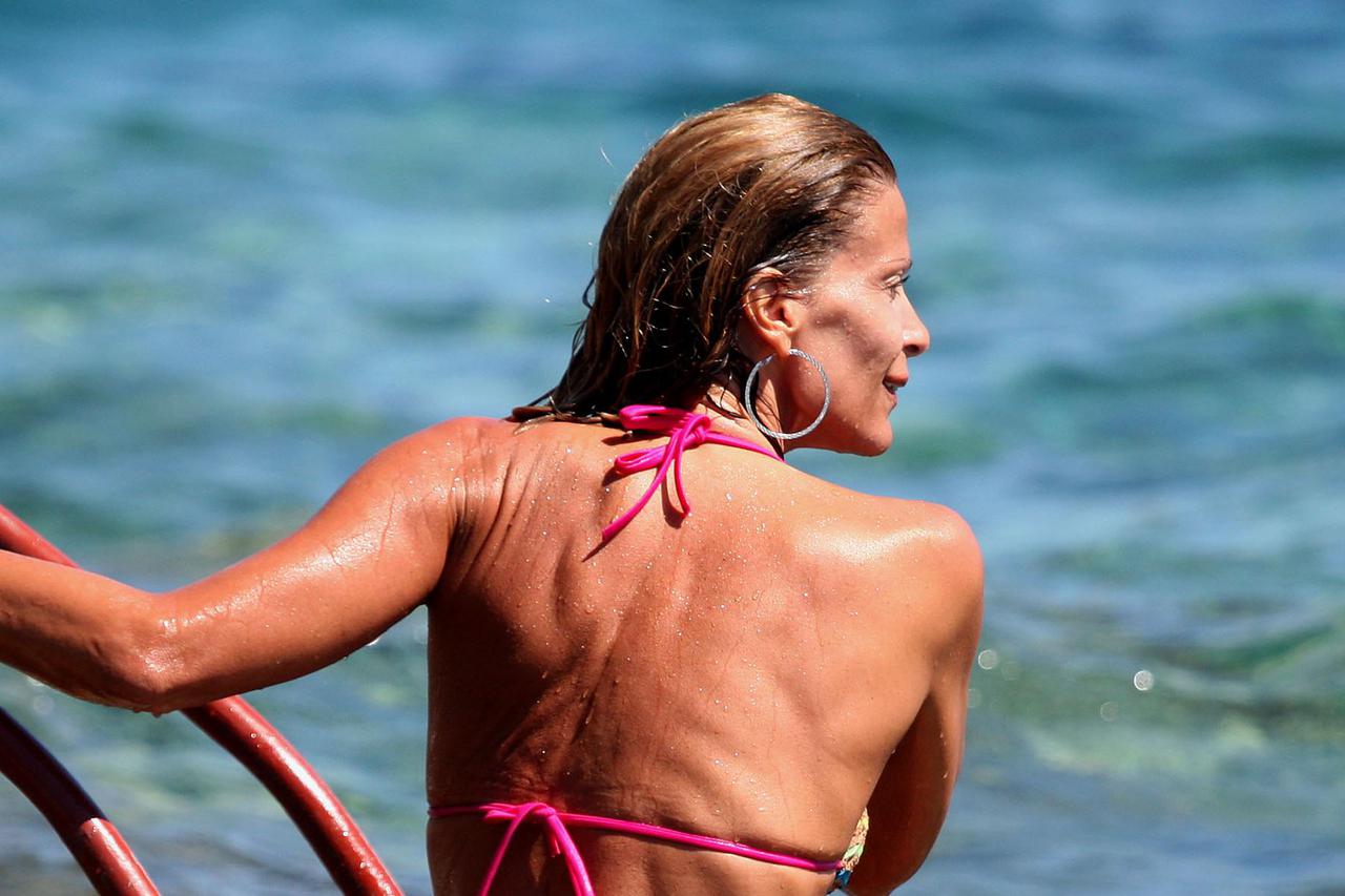 ARHIVA - 2010. Hvar: Pipi djevojka Ana Sasso s prijateljicama uživa u kupanju i sun?anju