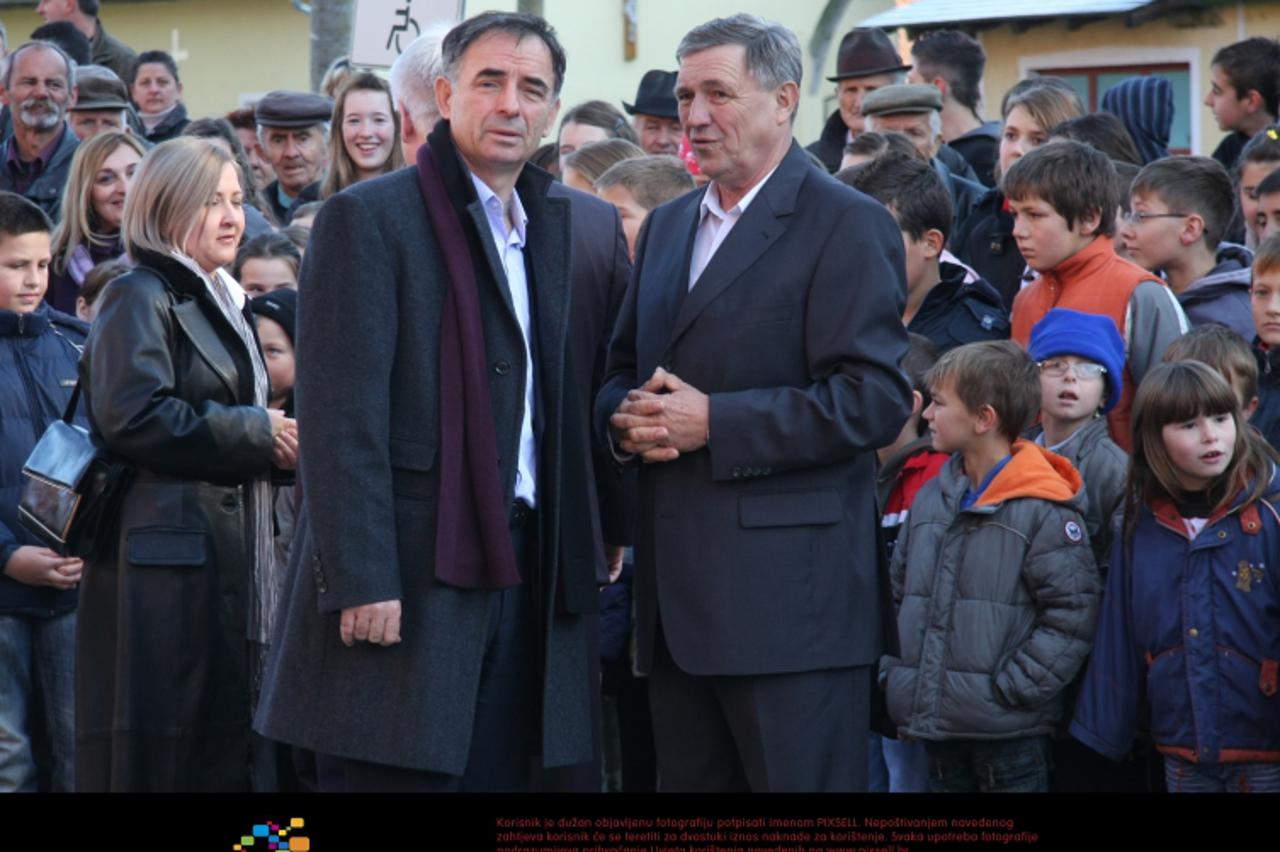 '25.11.2010., Krnjak - Milorad Pupovac i nacelnik Krnjaka Rade Kosanovic s ucenicima OS Katarine Zrinski.  Photo: Kristina Stedul-Fabac/PIXSELL'
