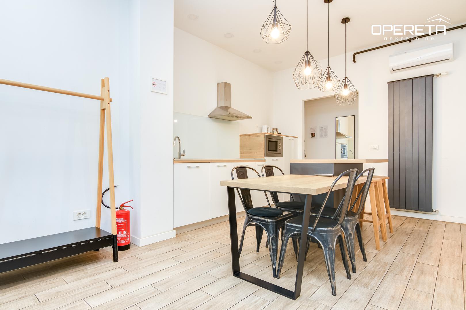 Prozračan je i svijetao, a lokacija omogućuje brzi pristup svim sadržajima – tramvaju, javnim garažama, shopping centrima, a do Trga bana Jelačića potrebno je samo nekoliko minuta šetnje.