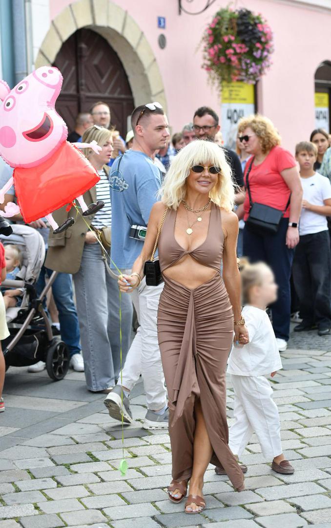 Inače, pjevačica je tijekom šetnje Varaždinom djelovala odlično raspoložena, a uz to maleni Bloom je pokazao i da je veliki fan Pepe Pig čiji je balon nosio. 