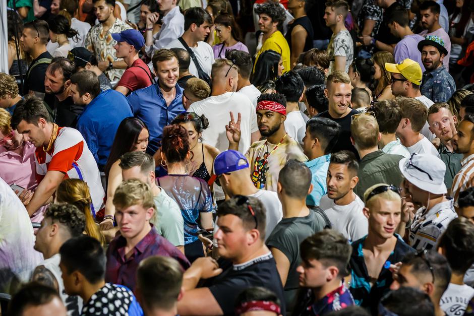 Partijaneri nestrpljivo čekaju na ulaz završnog dana Ultra Europe Festivala