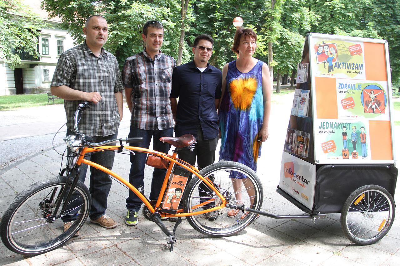 08.06.2015., Karlovac - Udruga Carpe diem dobila na koristenje elektricni bicikl od tvrtke Ena d.o.o. za projekt mobilnih informacija. Vrijednost bicikla je od osam do 15 tisuca kuna, a tvrtka Ena trenutno radi na izradi 30 do 100 bicikala koji ce se moci