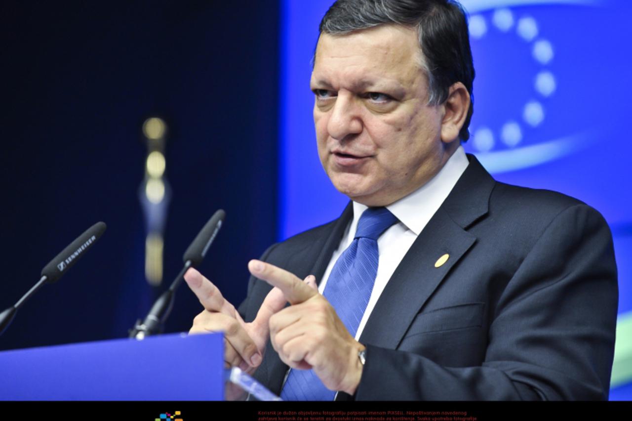 '(111209) -- BRUSSELS, Dec. 9, 2011 () -- European Commission President Jose Manuel Barroso attend a press conference after a long-time talks among European Union (EU) member states leaders during an 