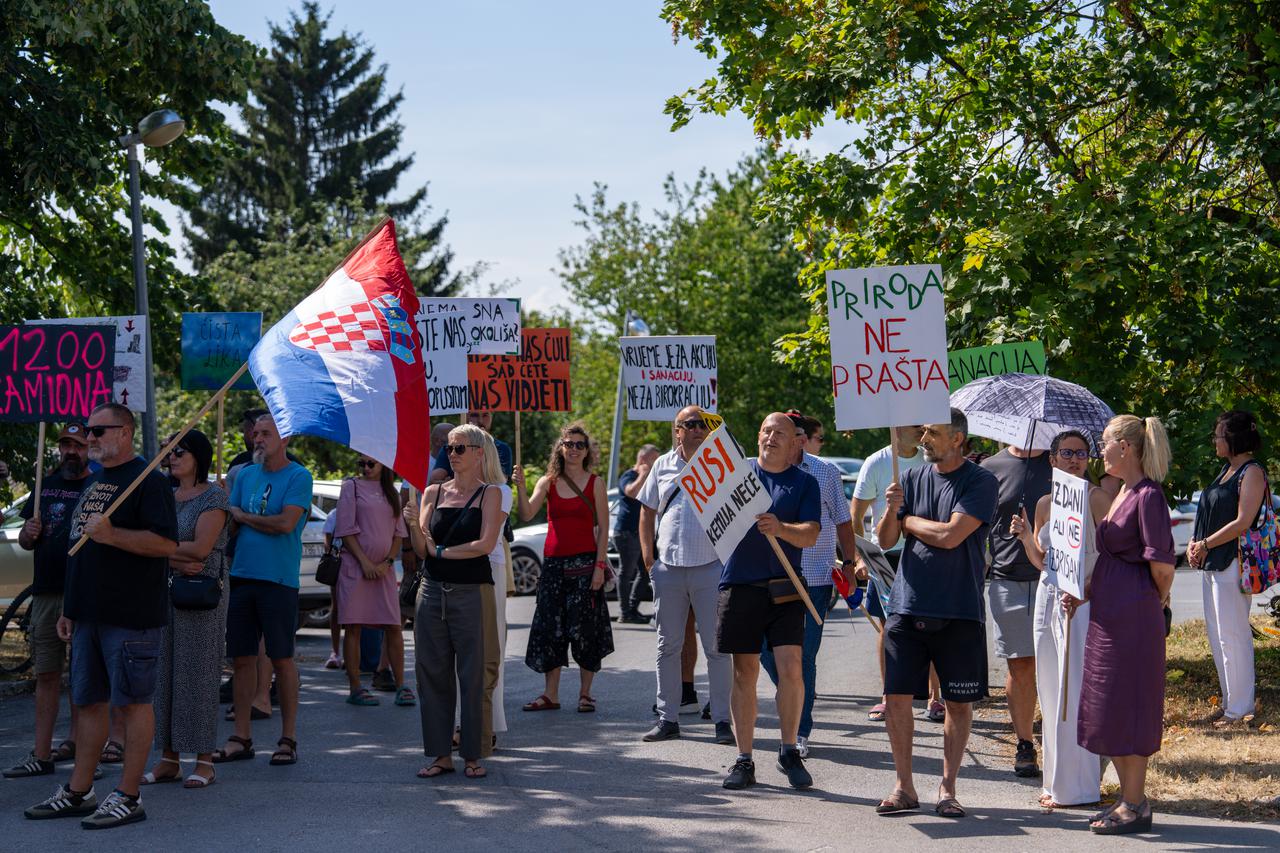 Prosvjednici dočekali političare u Gospiću