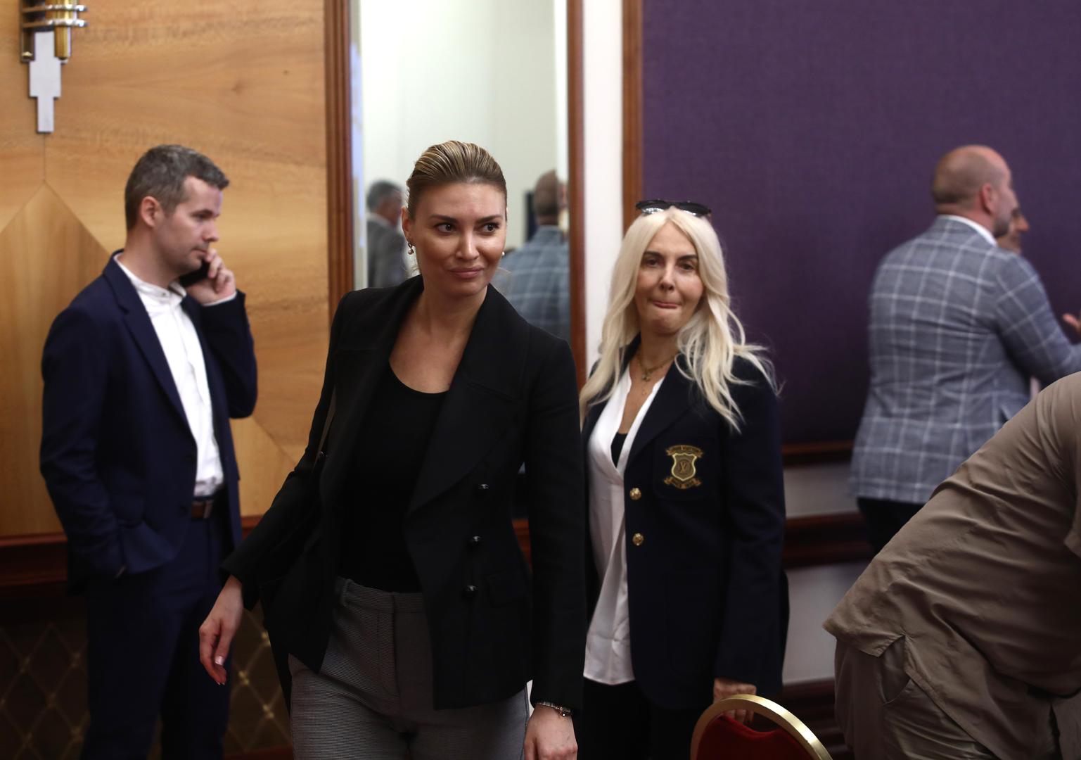  U javnosti se pojavljuje znatno rjeđe, dok je televizijske kamere i medijsku pozornost zamijenila poslovnim angažmanima.