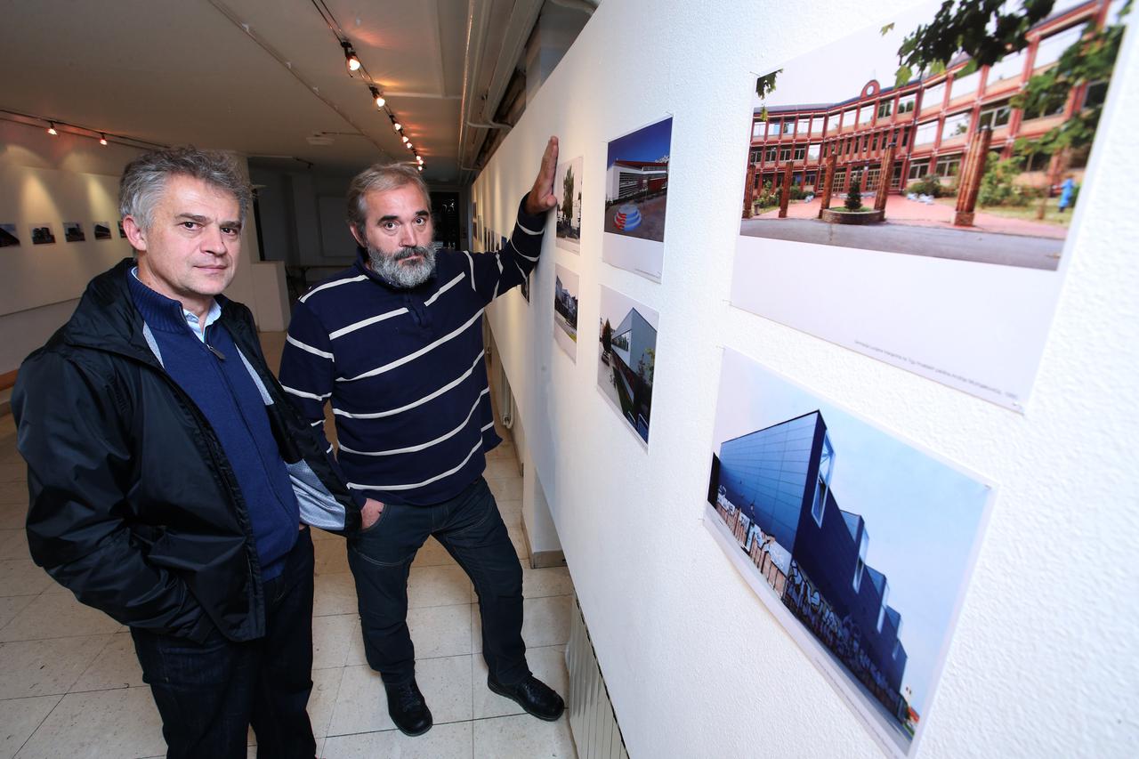 19.10.2015., Zagreb -  Centar za kulturu Tresnjevka, kipar Nikola Simunic sutra  otvara izlozbu fotografija arhitekture Stenjevca, a autor iste je arhitekt Toni Beslic. Photo: Robert Anic/PIXSELL