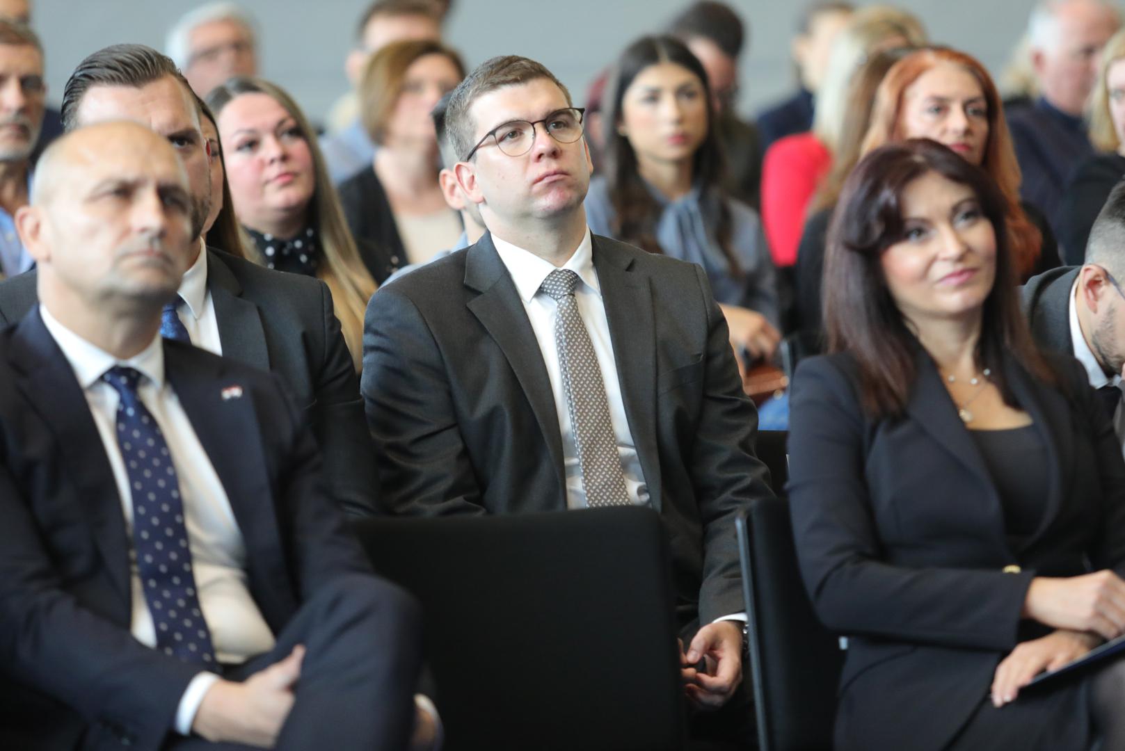 Zahvaljujući velikim naporima i velikim sredstvima danas imamo ovu modernu zgradu, a sinergija grada Osijeka, Županije i Vlade donijela je puno dobrih projekata za ovo područje, poput koridora 5C, škole te novog osječkog KBC-a čija se realizacija priprema, istaknuo je Anušić.