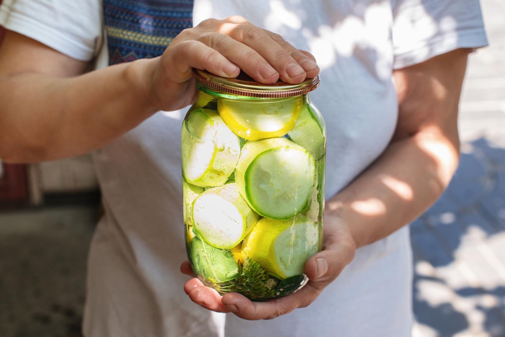 Tikvice: Mlade tikvice mogu se ukiseliti same ili kombinirati s paprikom, lukom i drugim sezonskim povrćem. Narezane na kolutiće ili štapiće kratko se kuhaju u začinjenoj otopini octa, a zatim slažu u pripremljene staklenke. Veći plodovi mogu se naribati i zamrznuti u porcijama za buduću pripremu popečaka, variva i umaka.