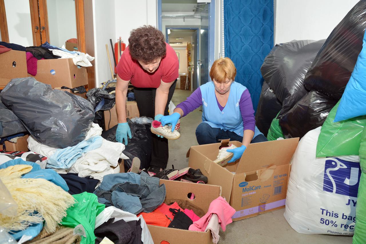 Građani nose pomoć u Crveni križ i Caritas