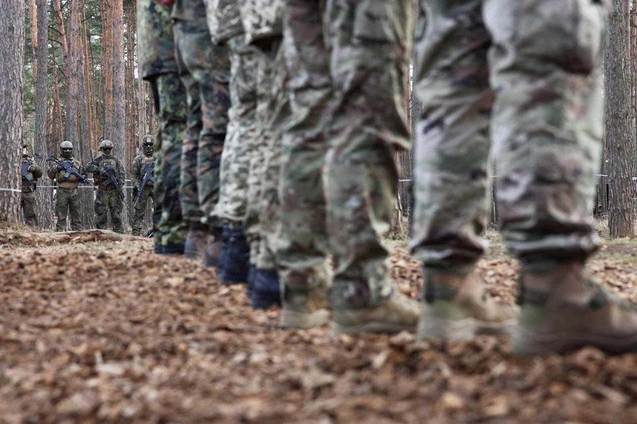 German Defence Minister Pistorius and German President Steinmeier visit Ukrainians undergoing Leopard tank training in Klietz